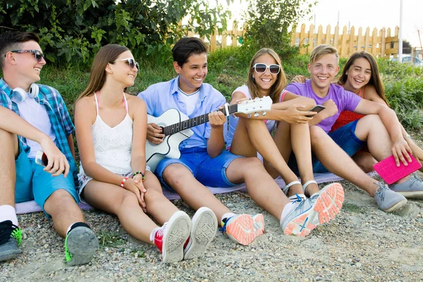 Gruppo Adolescenti Che Passano Del Tempo Insieme Con Chitarra — Foto Stock