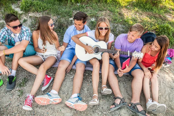 Gruppo Adolescenti Che Passano Del Tempo Insieme Con Chitarra — Foto Stock