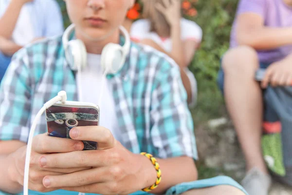 Menino Adolescente Sentado Com Seu Gadget — Fotografia de Stock