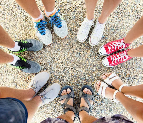 Группа Подростков Ноги Круг — стоковое фото