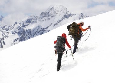 karlı dağlarda alpinizm