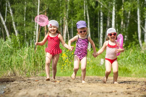 Niños divertidos en la playa — Foto de Stock