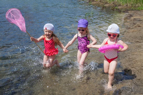 Niños divertidos en la playa — Foto de Stock