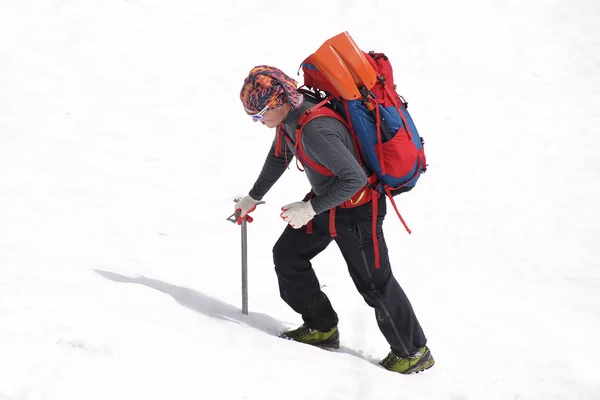 Alpinismo nas montanhas nevadas — Fotografia de Stock