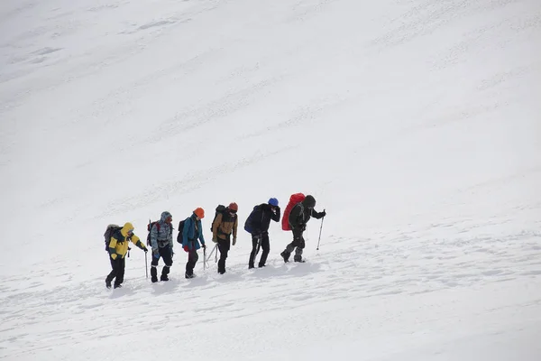 Alpinismo nas montanhas nevadas — Fotografia de Stock