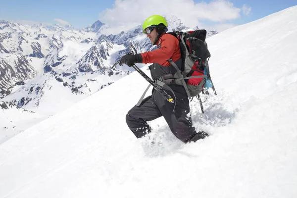 Alpinismo nas montanhas nevadas — Fotografia de Stock