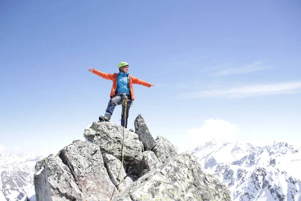 Alpinismus in den verschneiten Bergen — Stockfoto