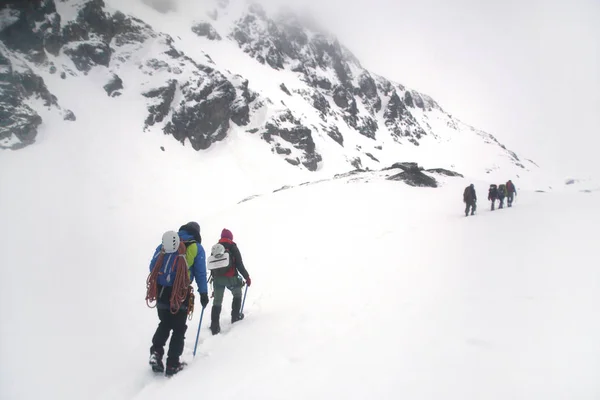 Alpinismo nas montanhas nevadas — Fotografia de Stock