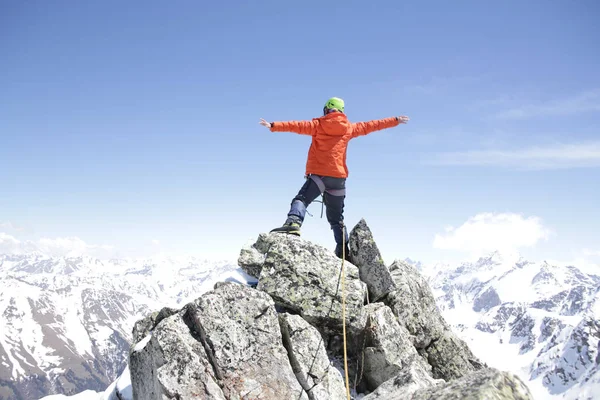 Альпинизм в снежных горах — стоковое фото