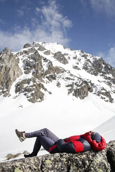 Karlı dağlarda alpinizm — Stok fotoğraf
