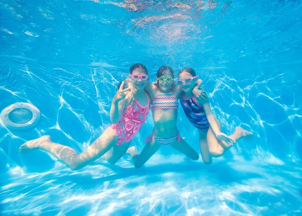 Kinderen zwemmen in zwembad — Stockfoto