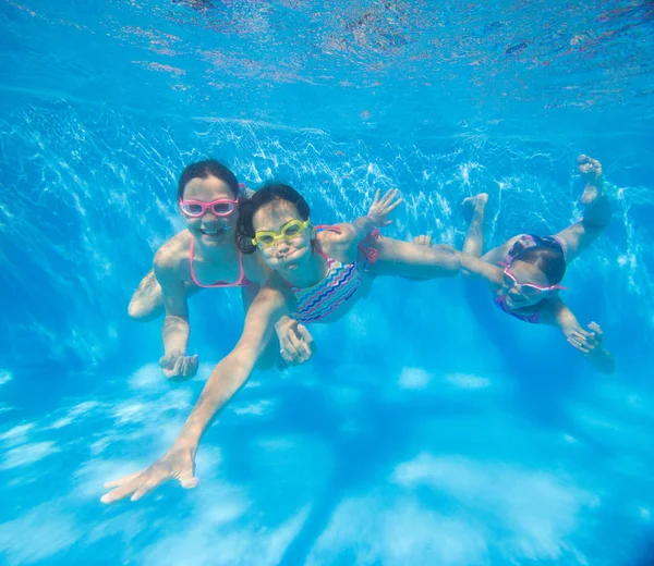 Los niños nadan en piscina —  Fotos de Stock