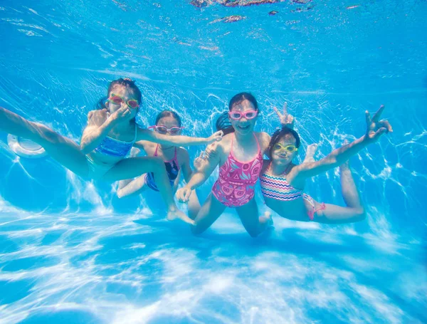 Crianças nadam na piscina — Fotografia de Stock