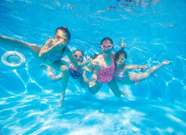 Los niños nadan en piscina —  Fotos de Stock
