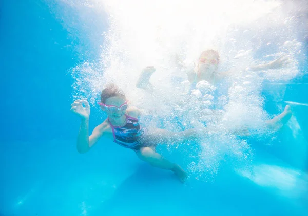 Los niños nadan en piscina —  Fotos de Stock