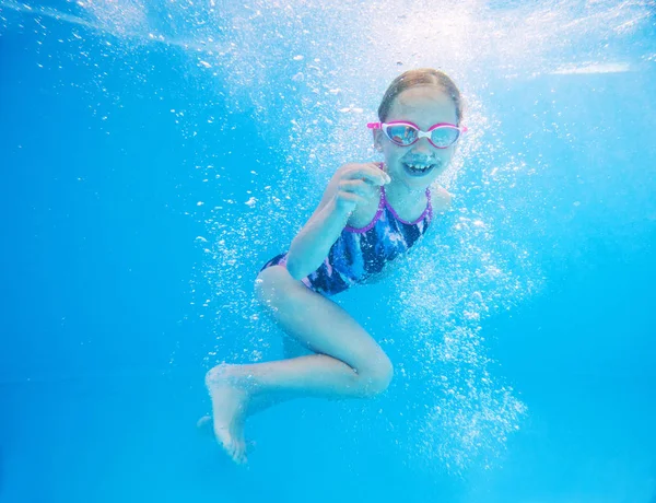Dziewczyna pływać w basenie — Zdjęcie stockowe