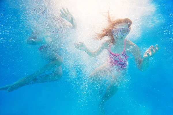 Fille nager dans la piscine — Photo