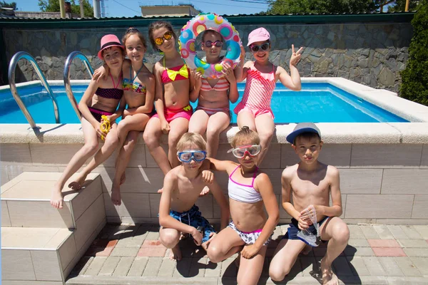 Kinderen spelen in het zwembad op het resort — Stockfoto