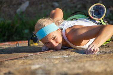 kadın kayaya tırmanıyor