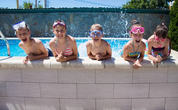 Les enfants jouent dans la piscine de la station — Photo