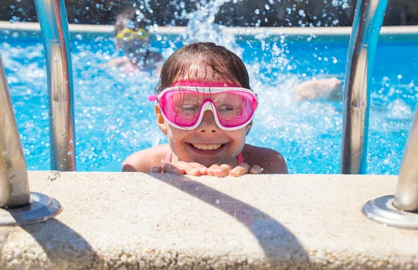 Menina nadando na piscina — Fotografia de Stock