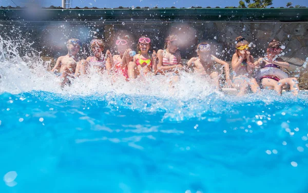 Crianças brincam na piscina do resort — Fotografia de Stock