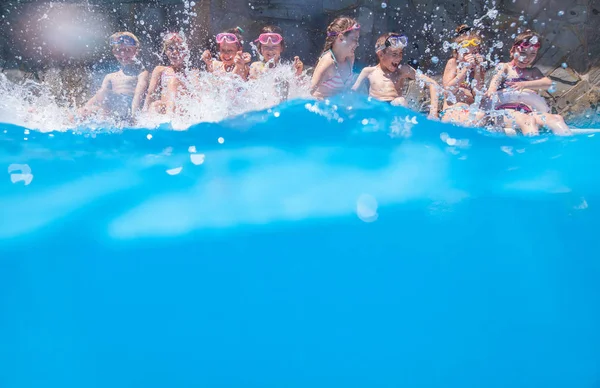 Les enfants jouent dans la piscine de la station — Photo