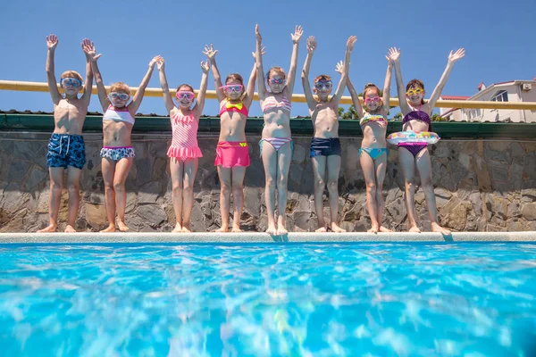 Kinderen spelen in het zwembad op het resort — Stockfoto