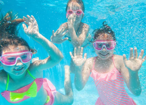 Μικρά κορίτσια κολύμπι στην πισίνα — Φωτογραφία Αρχείου