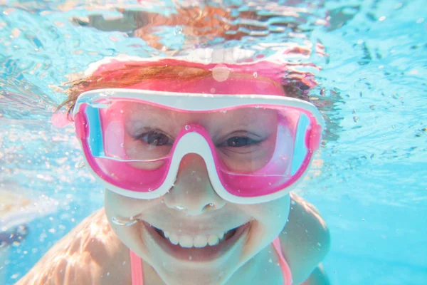 Κοριτσάκι που κολυμπάει στην πισίνα — Φωτογραφία Αρχείου