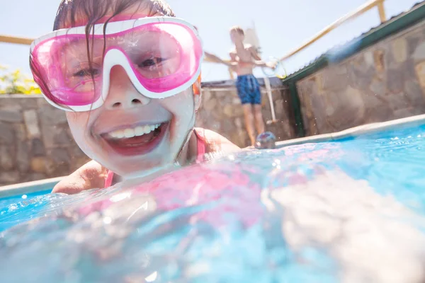 Klein meisje zwemmen in het zwembad — Stockfoto