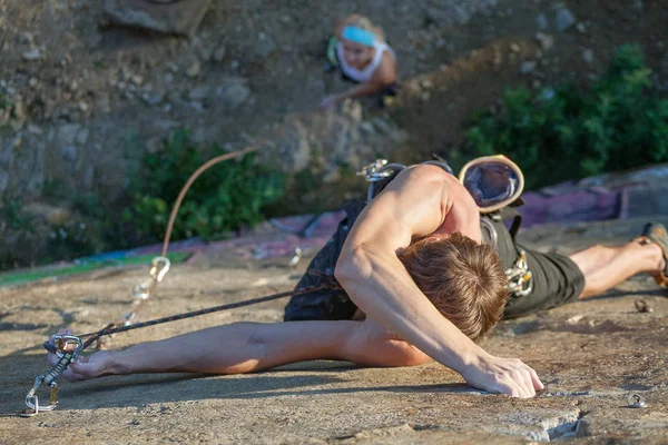 Man climbes on the  rock — Stock Photo, Image