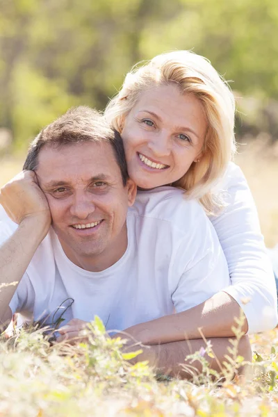 Reifes Paarglück zusammen — Stockfoto