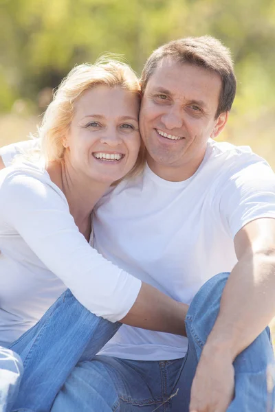 Reifes Paarglück zusammen — Stockfoto