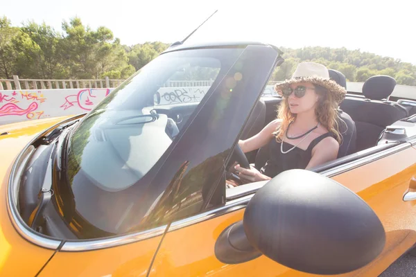 Vrouw in auto — Stockfoto