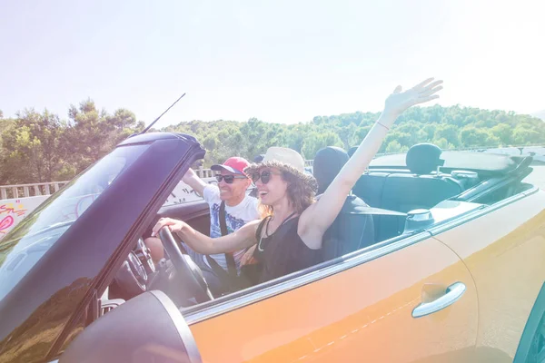 Paar im Auto — Stockfoto