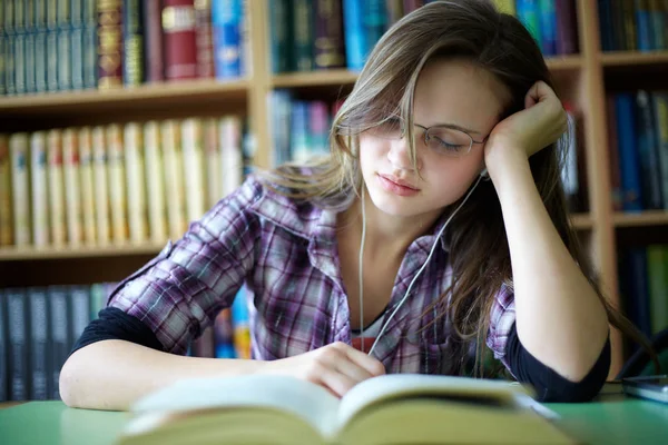 Chica con libro — Foto de Stock