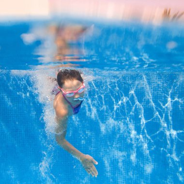 Yüzme havuzundaki kız