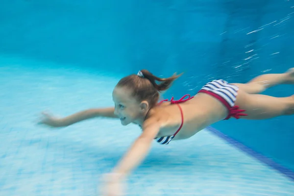 Menina na piscina — Fotografia de Stock