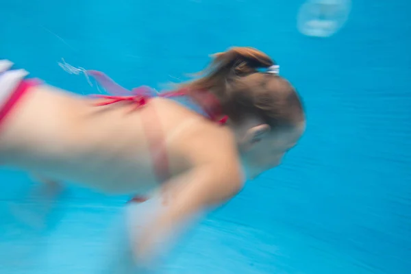 Fille dans la piscine — Photo