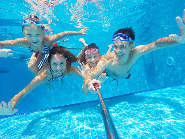 Famille dans la piscine — Photo