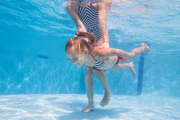 Familie in zwembad — Stockfoto