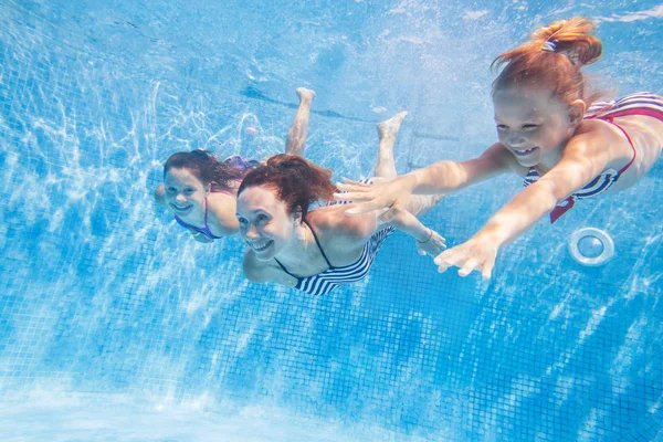 Family  in swimming pool — Stock Photo, Image