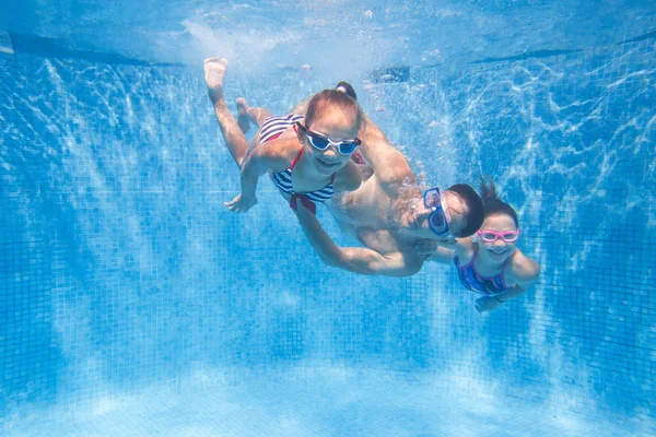 Familie im Schwimmbad — Stockfoto