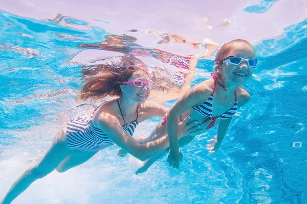 Famille dans la piscine — Photo