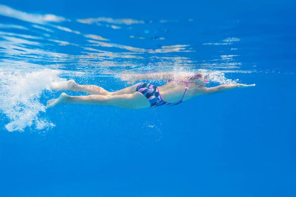 Fille dans la piscine — Photo