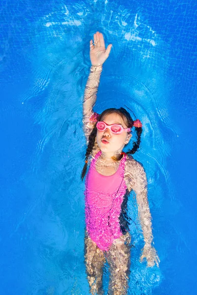 Fille dans la piscine — Photo