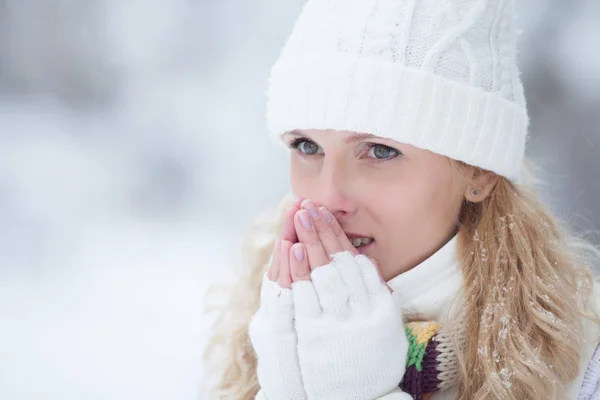 Mulher no inverno — Fotografia de Stock