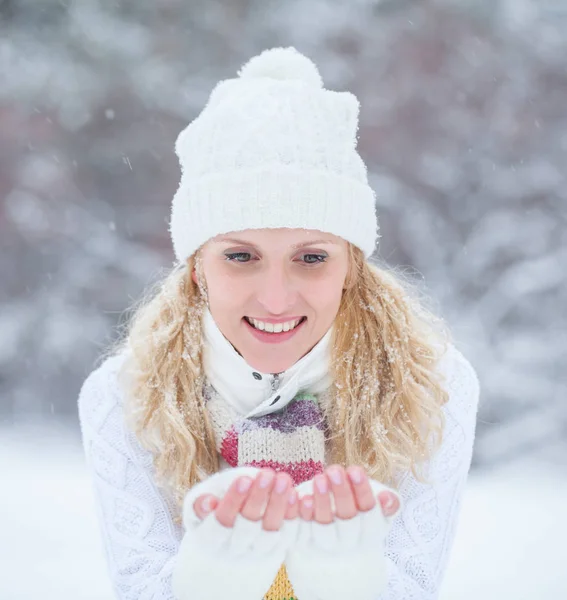 Vrouw in de winter — Stockfoto