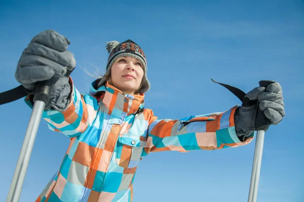 Ženská lyžař v zimě — Stock fotografie